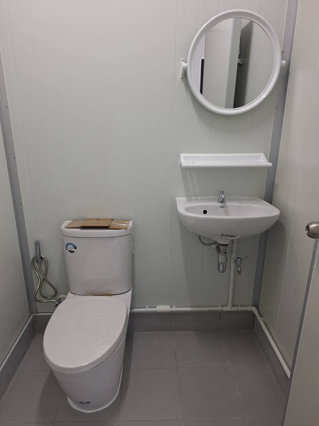 Mobile office with toilet